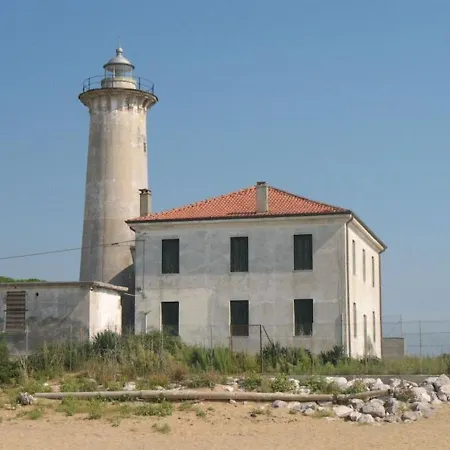Beautiful For 6 People Near The Sea *