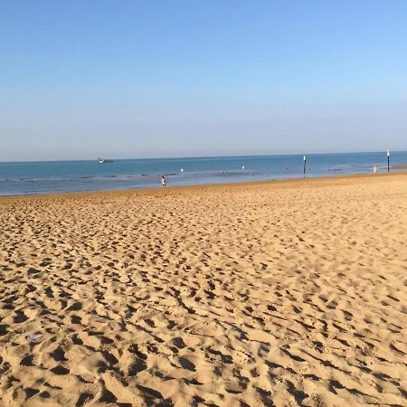 Beautiful For 6 People Near The Sea *